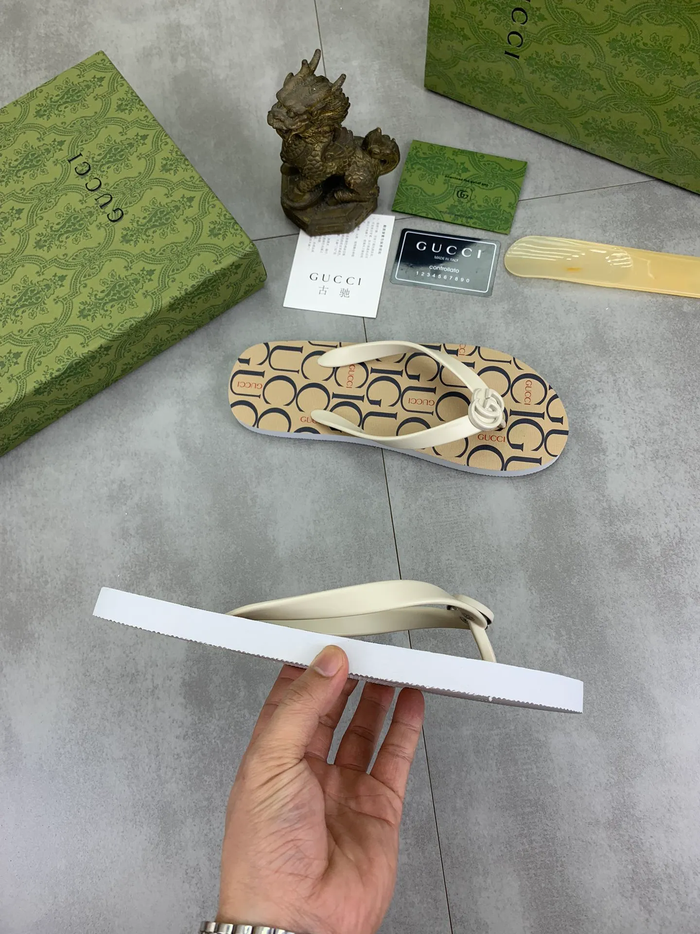 Men's men's shoes 💰P220💰【New style】🆘【GUCCI】Official website's popular Gucci adult couple 🧑‍🤝‍🧑 style, children's flip-flops are on sale at the counter simultaneously! Original fabric imported from Italy. Original bottom provided by the original factory. Size: Adult 36-45. Children’s size: 30-37. Multiple colors available.